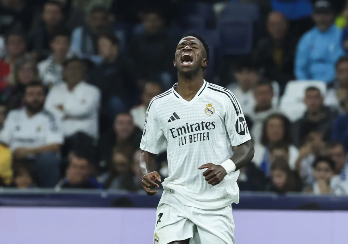 Vinicius, lamentándose durante una acción del Madrid-Milan