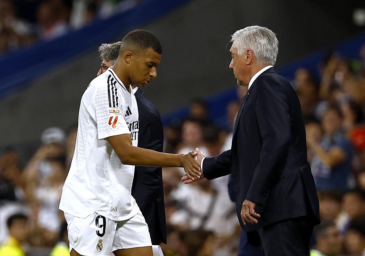 Ancelotti y Mbappé se saludan
