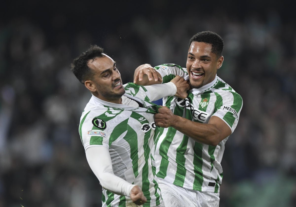 Juanmi y Vitor Roque celebran el gol del malagueño en el Betis - Celje