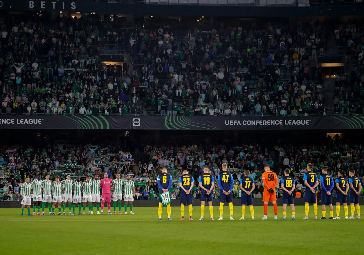 Los jugadores del Betis y del Celje, en el emotivo minuto de silencio por las víctimas de la DANA en Valencia