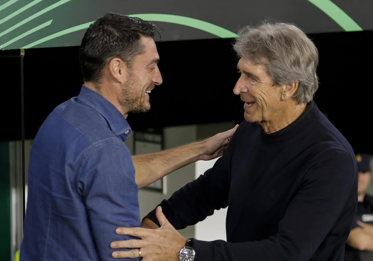 Riera saluda a Pellegrini al inicio del encuentro en el Villamarín