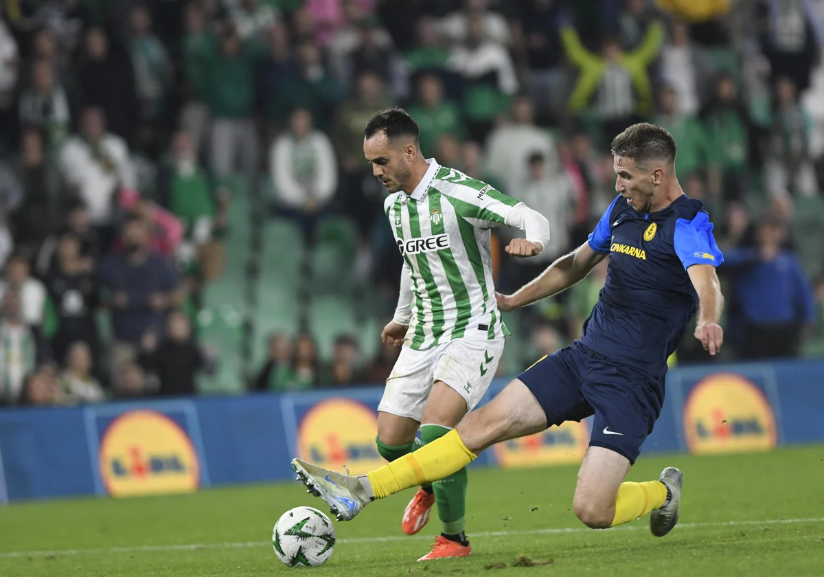 Juanmi, en el momento de picar el balón para batir por arriba a Stubljar y poner el definitivo 2-1 en el Betis - Celje