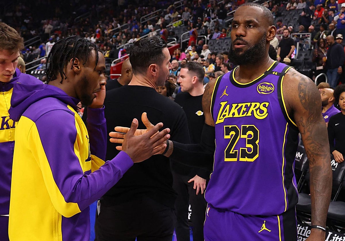 Bronny saluda en el banquillo a su padre, LeBron James