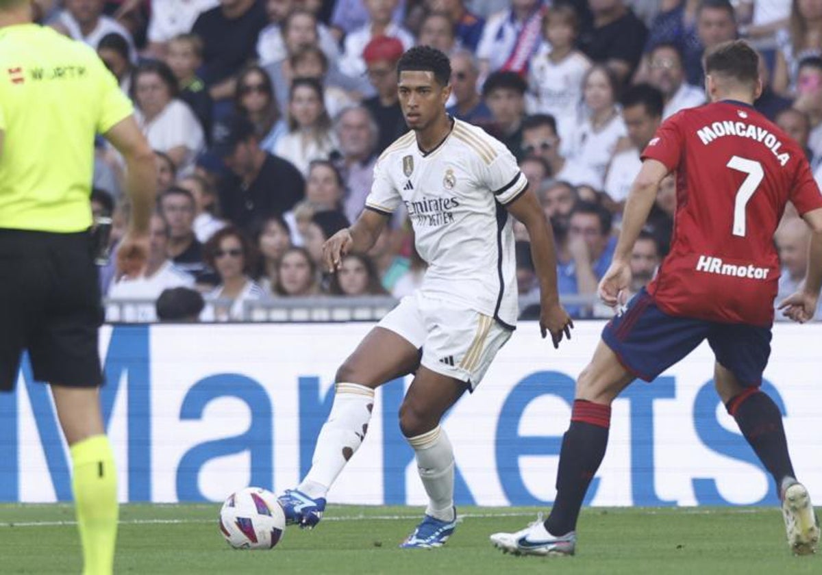 Bellingham juega el balón ante la oposición de Moncayola, en el Real Madrid- Osasuna de la temporada pasada, con triunfo madridista por 4-0