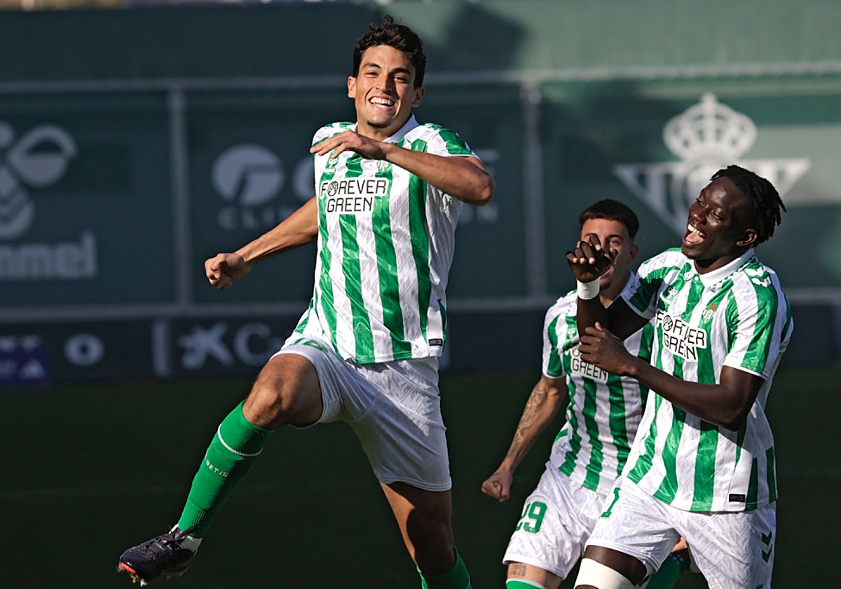 Barea celebra el gol que abrió la cuenta este sábado en la ciudad deportiva Luis del Sol entre el Betis Deportivo y el Alcoyano