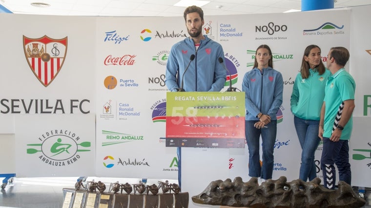 Jaime Canalejo, en el momento de anunciar el ocho sevillista en la presentación de la Regata