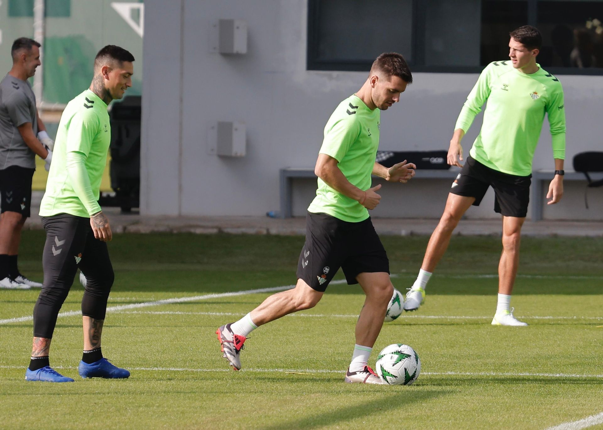 Lo Celso se ejercita entre Chimy Ávila y Altimira en el entrenamiento del Real Betis