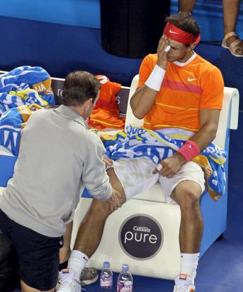 Imagen secundaria 2 - En la imagen superior, Nadal lamentándose durante el Abierto de Australia de 2023, cuando se lesionó en segunda ronda y tuvo que retirarse del torneo. Abajo, a la izquierda, en el mismo torneo pero en 2014, ante Wawrinka donde ganó, a pesar del dolor. A la derecha, durante la semifinal de 2010, ante Andy Murray, en la que se retiró por lesión en la rodilla 