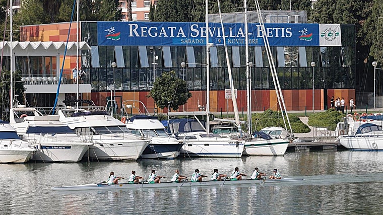El barco femenino absoluto de Betis, llegando a la meta