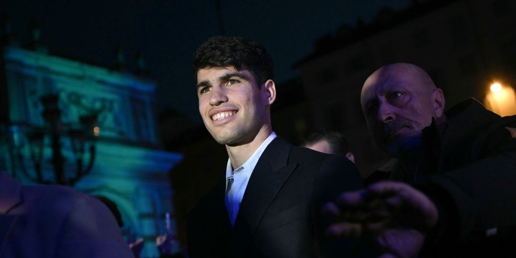 Carlos Alcaraz posa para poner a prueba sus energías en el doble exigente examen final Carlos Alcaraz posa para poner a prueba sus energías en el doble exigente examen final