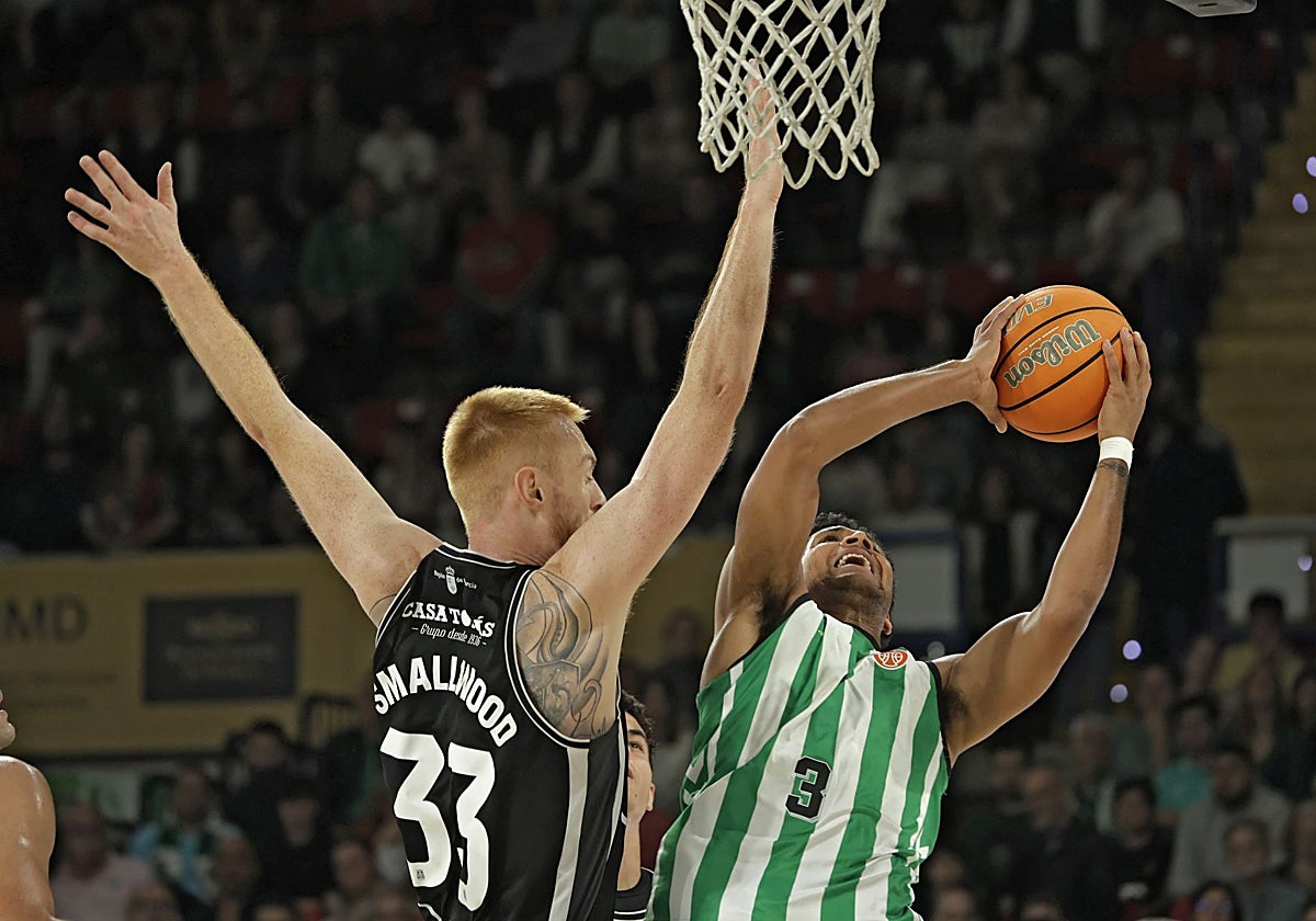 Hughes, intentando anotar ante el Cartagena