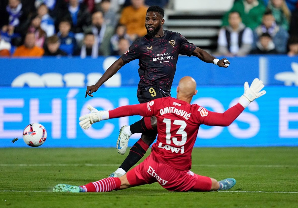 Kelechi Iheanacho intenta superar a Dmitrovic en el Leganés - Sevilla celebrado en Butarque