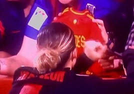 ¿Se negó Mapi León a firmar un autógrafo en una camiseta de la selección española de Paredes?