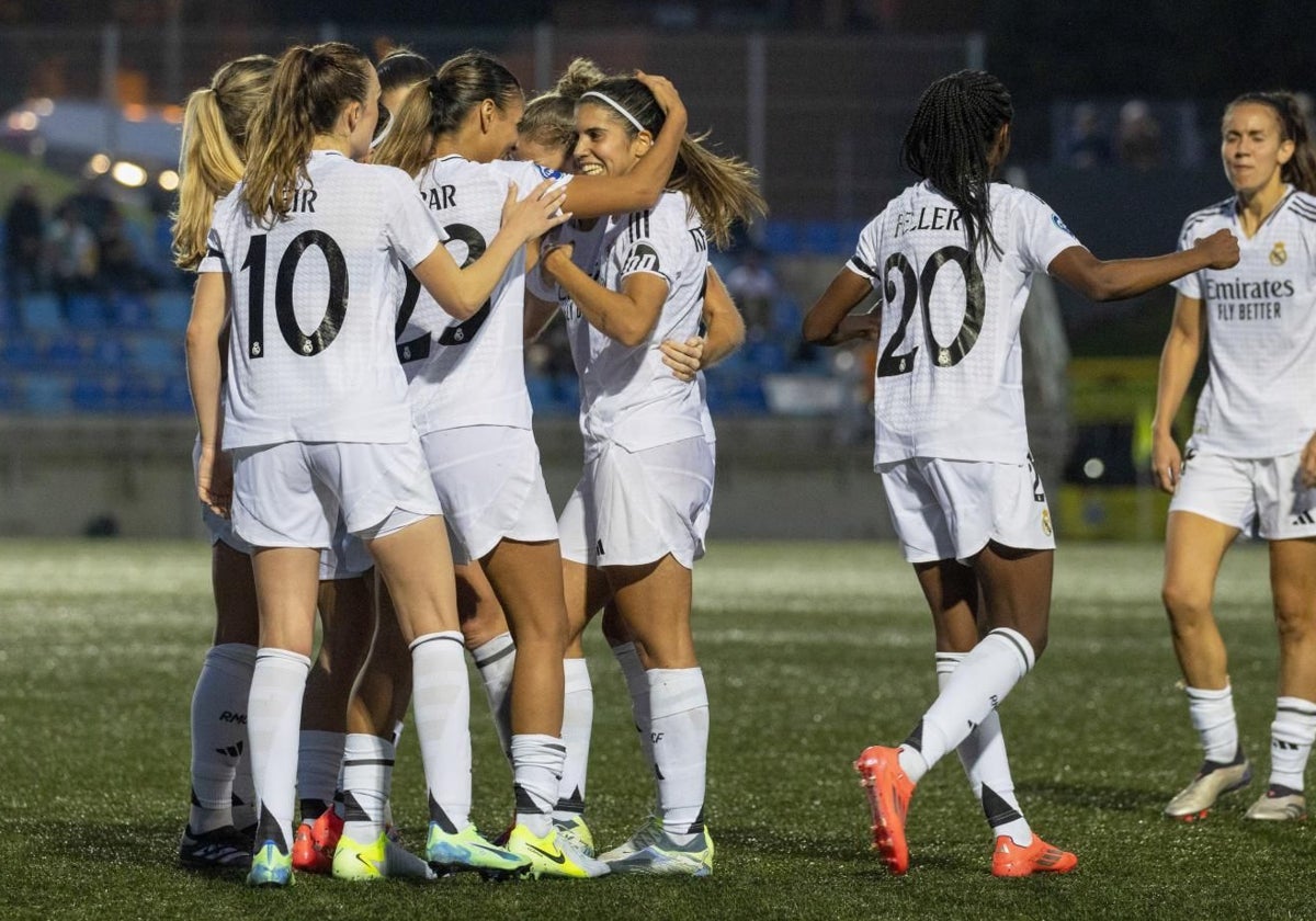 Las futbolistas del Real Madrid celebran un gol ante el Levante Badalona