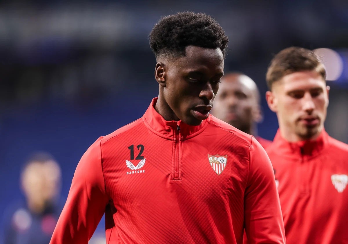 Sambi Lokonga, en un calentamiento con el Sevilla FC