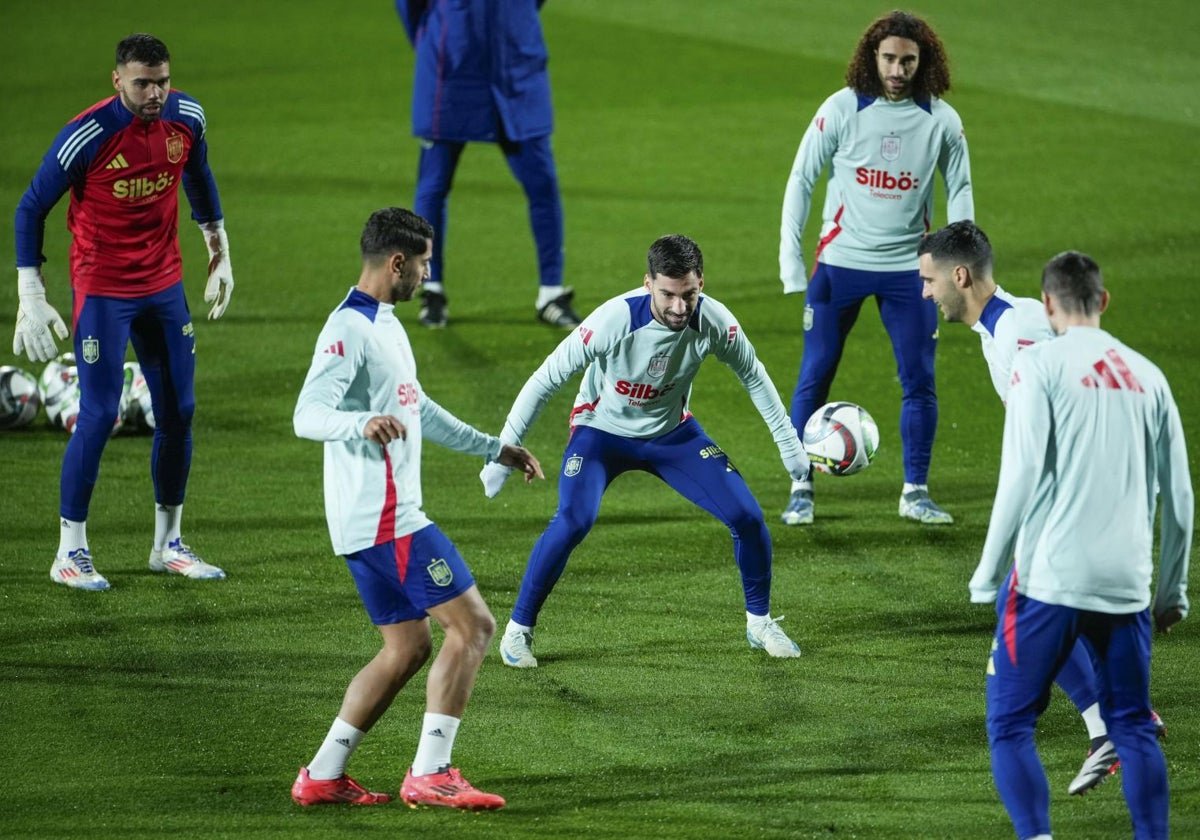 Cucurella, Raya, Ayoze, Baena y Merino, con la selección