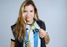 La luchadora de la UFC Ailín Pérez posa para ABC