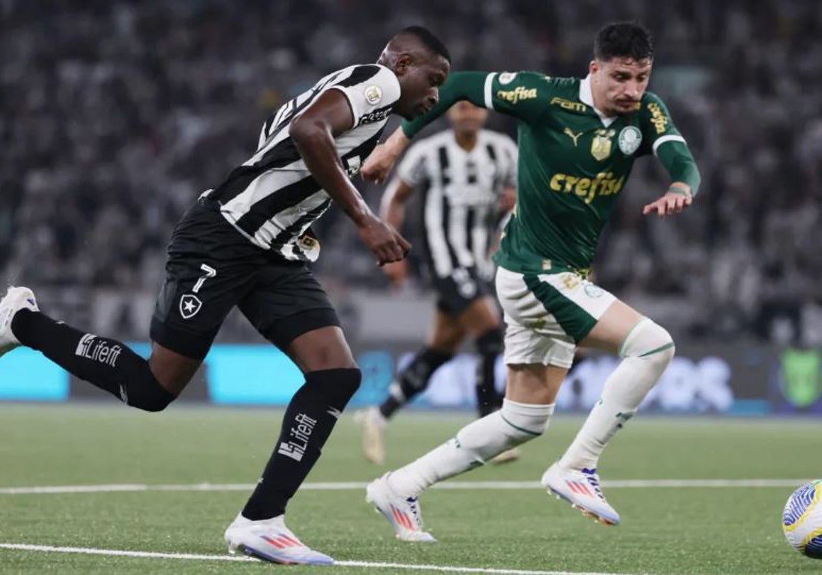 Luiz Henrique, disputando un balón frente a un jugador del Palmeiras