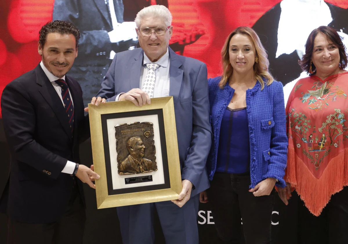 Del Nido Carrasco, junto a Curro Reyes, padre de José Antonio Reyes, con el premio Blázquez concedido al programa Informe +