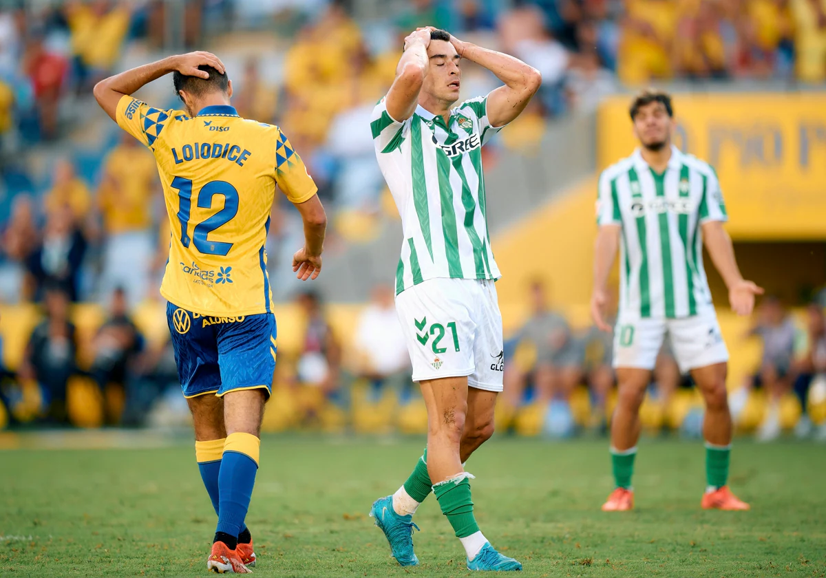 Marc Roca se llamenta durante el Las Palmas-Betis de esta temporada