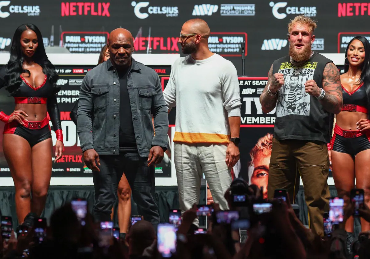 Jake Paul y Mike Tyson posan tras la conferencia de prensa previa al combate