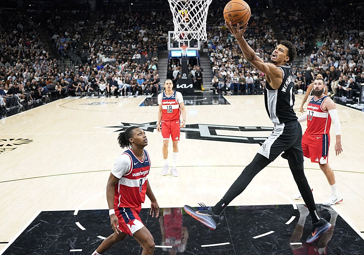 Wembanyama demuestra su superioridad bajo el aro