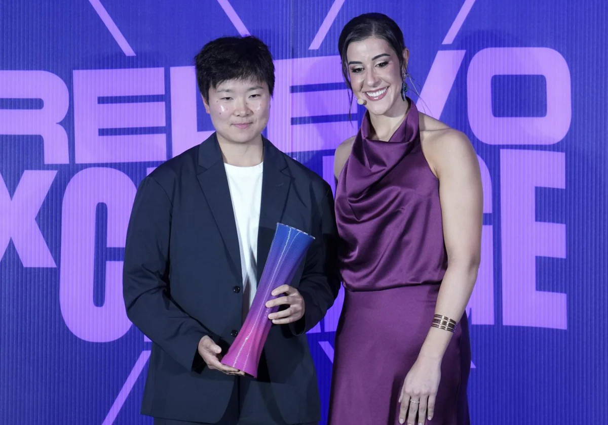 Carolina Marín y He Bing Jiao, con sus respectivos premios 'Relevo x Change'