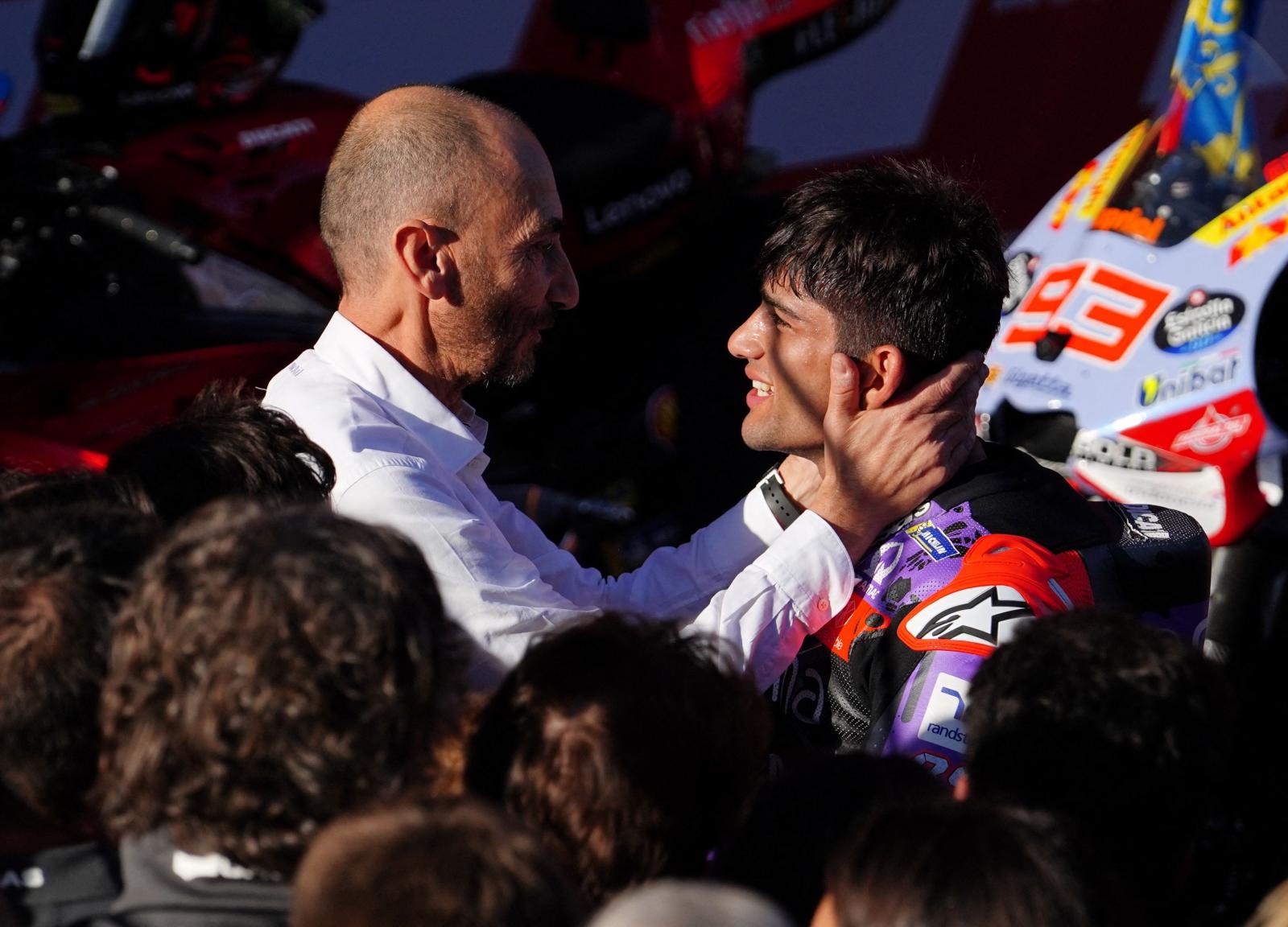 El piloto español de Ducati Jorge Martín celebra convertirse en nuevo campeón del mundo tras el Gran Premio Solidario de MotoGP de Barcelona en el Circuit de Catalunya