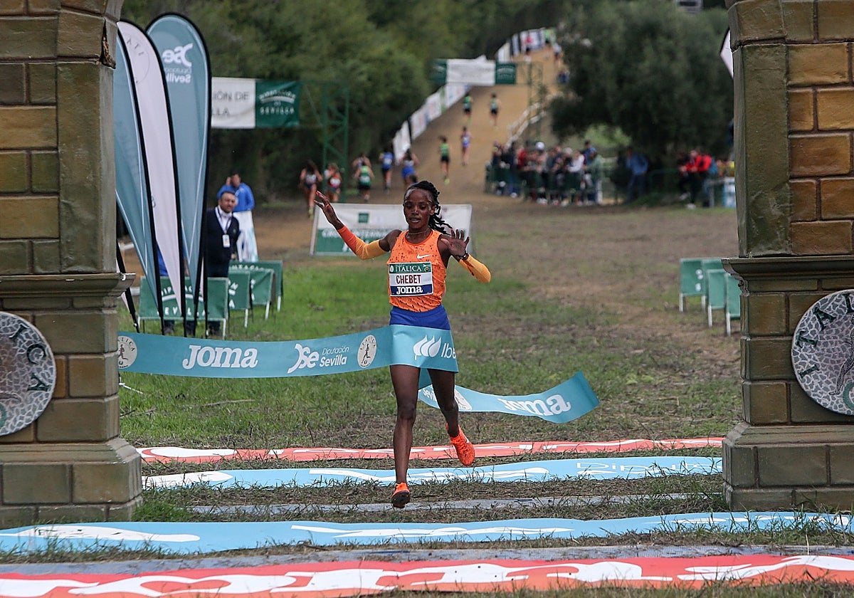 Beatrice Chebet, cruzando el ya mítico arco de meta del Cross Internacional de Itálica