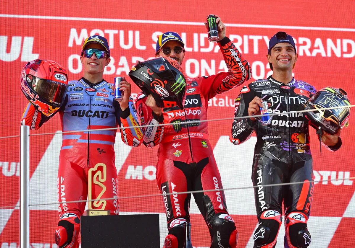 Marc Márquez, Pecco Bagnaia y Jorge Martín en el podio de Montmeló tras la carrera de este domingo