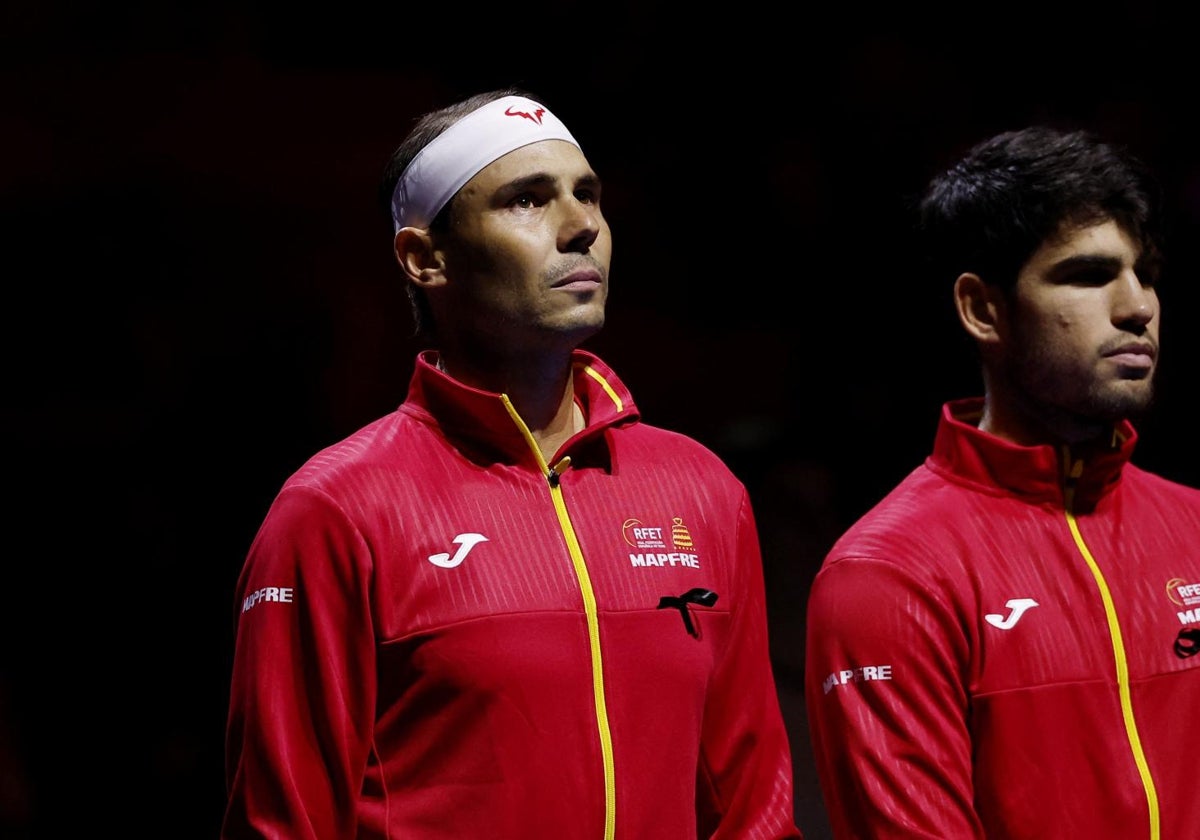 Nadal, junto a Alcaraz, durante el himno de España