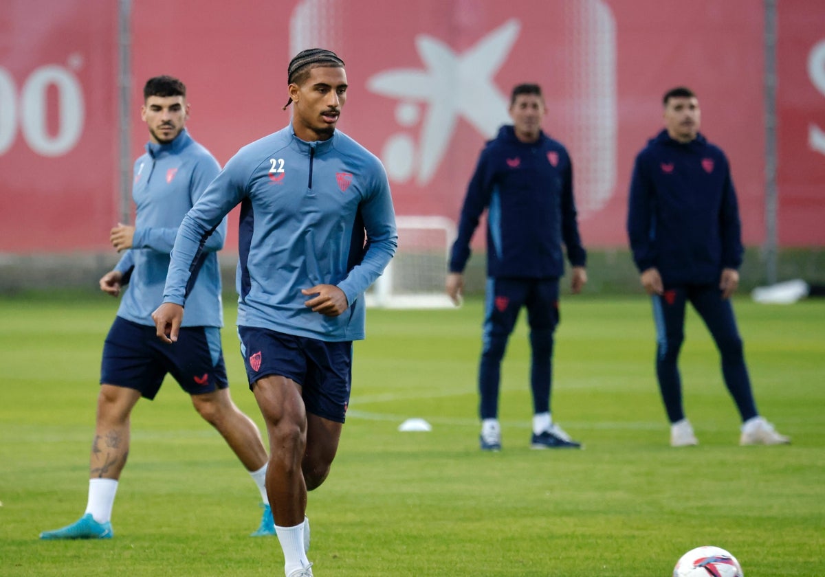 Badé, en un ejercicio del entrenamiento de este martes en el Sevilla