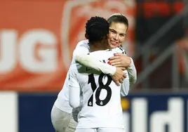 Linda Caicedo y Brunn celebran el primer gol del Real Madrid ante el Twente