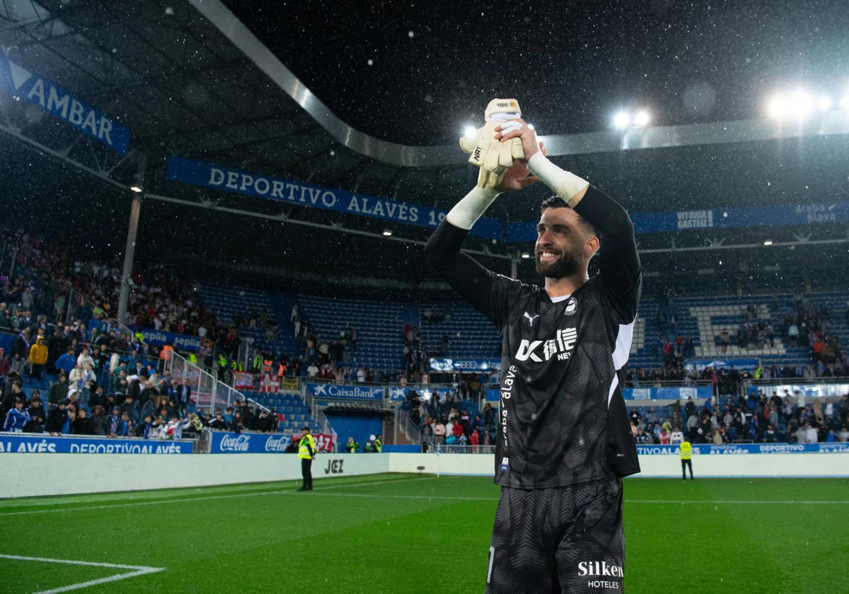 Antonio Sivera celebra una victoria del Alavés en Mendizorroza