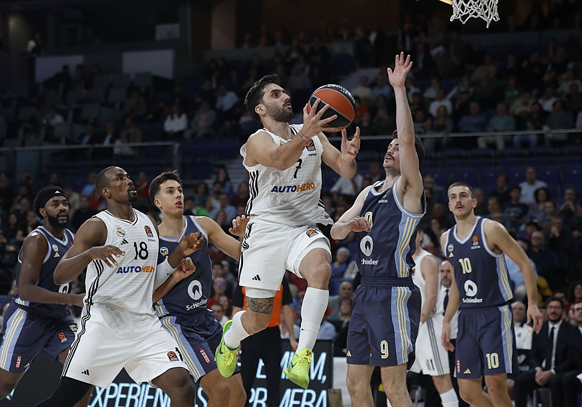 Campazzo intenta anotar ante la defensa berlinesa