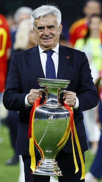 Pedro Rocha, con el trofeo de la Eurocopa