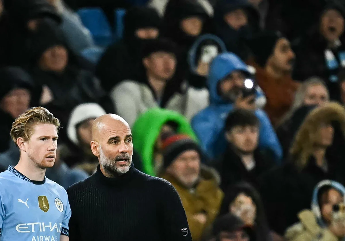 Pep Guardiola dando indicaciones a Kevin de Bruyne antes de salir al terreno de juego