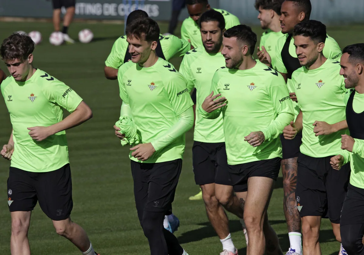 Los jugadores del Betis, ayer, en el último entrenamiento antes de viajar a Valencia