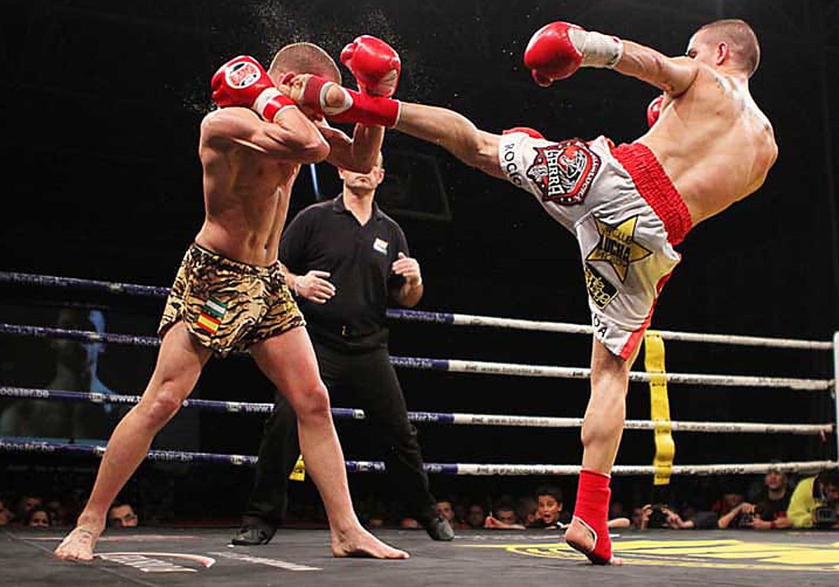 Un competidor lanza una patada alta