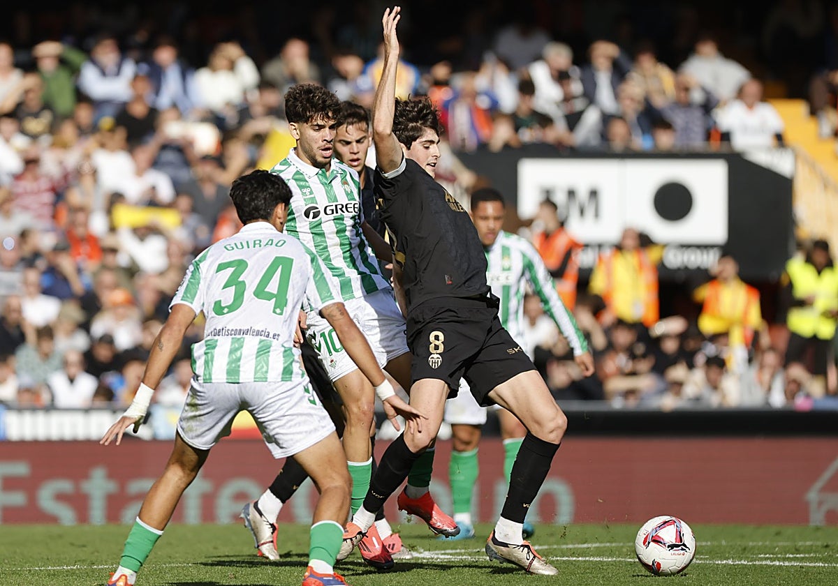 Carlos Guirao, de espaldas y con el '34' en su camiseta, en una acción durante el Valencia - Betis
