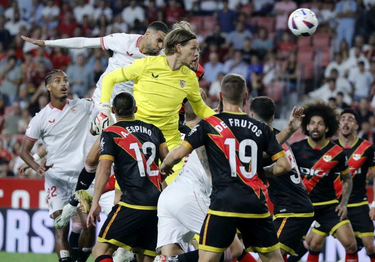 Nyland y En-Nesyri saltan en la acción del gol del marroquí al Rayo en el partido de la temporada 23-24