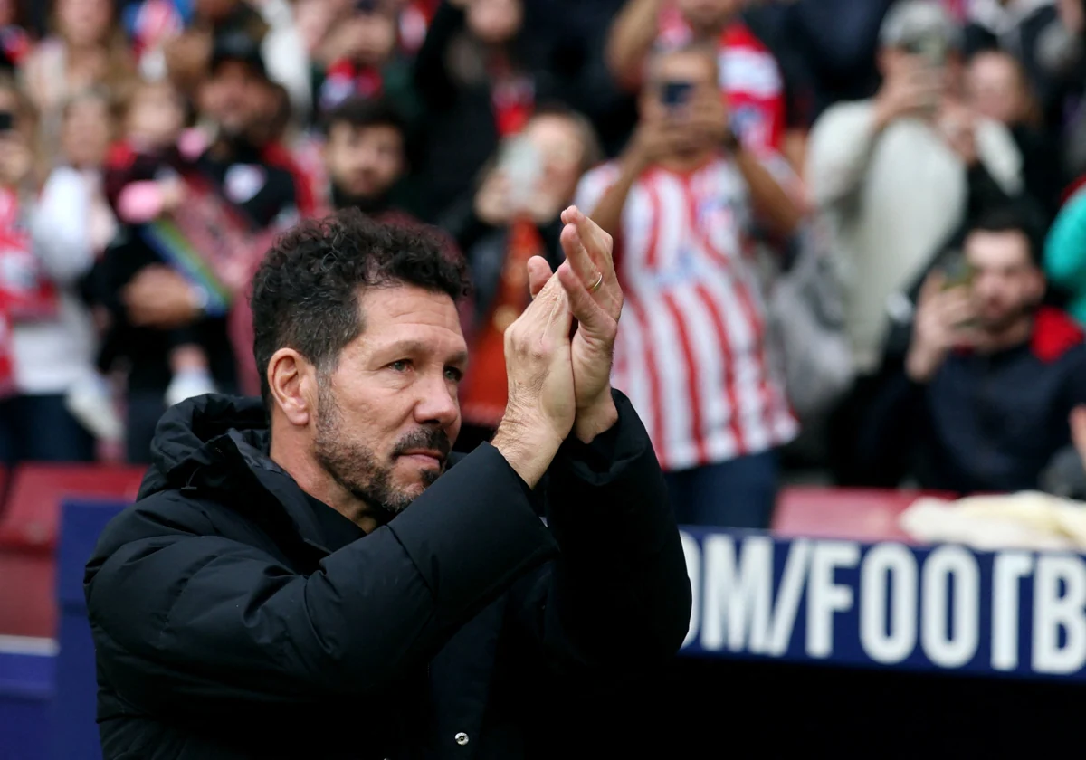 Simeone saluda a la afición antes del inicio del Atlético de Madrid - Alavés