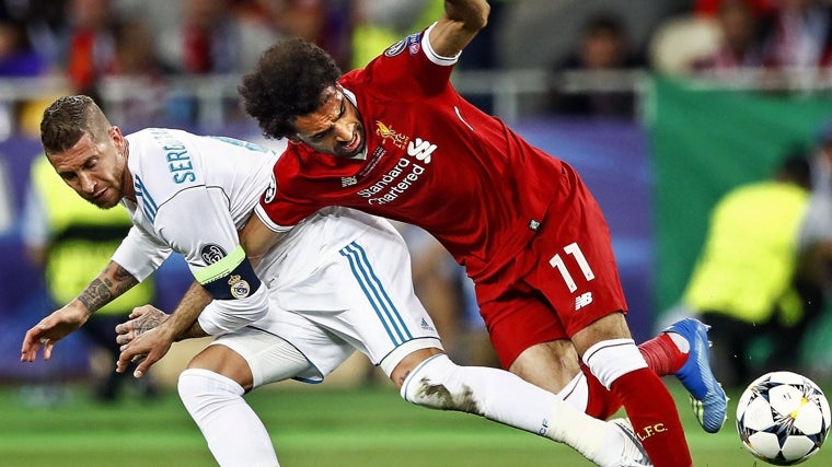 Sergio Ramos lesiona a Salah en la final de la Champions de 2018