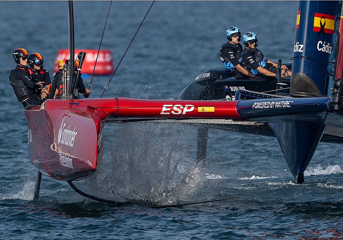 El F50 español, en una prueba por delante de Nueva Zelanda.