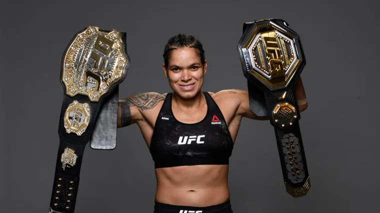 Amanda Nunes con sus dos cinturones