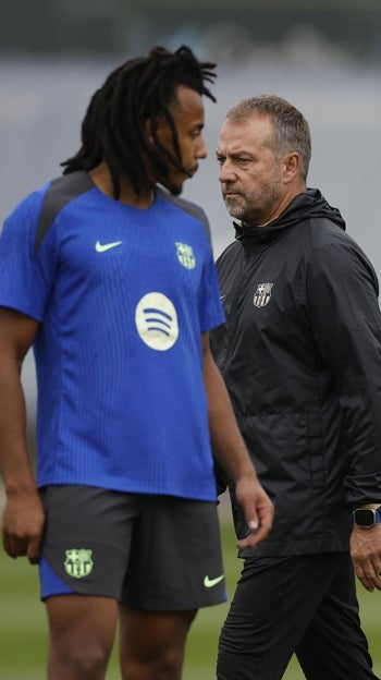 Koundé y Flick, durante el entrenamiento del Barcelona este lunes