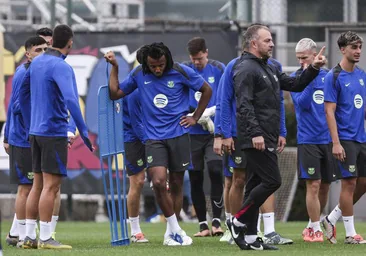 Koundé y sus retrasos por estar jugando a la consola desesperan al entrenador