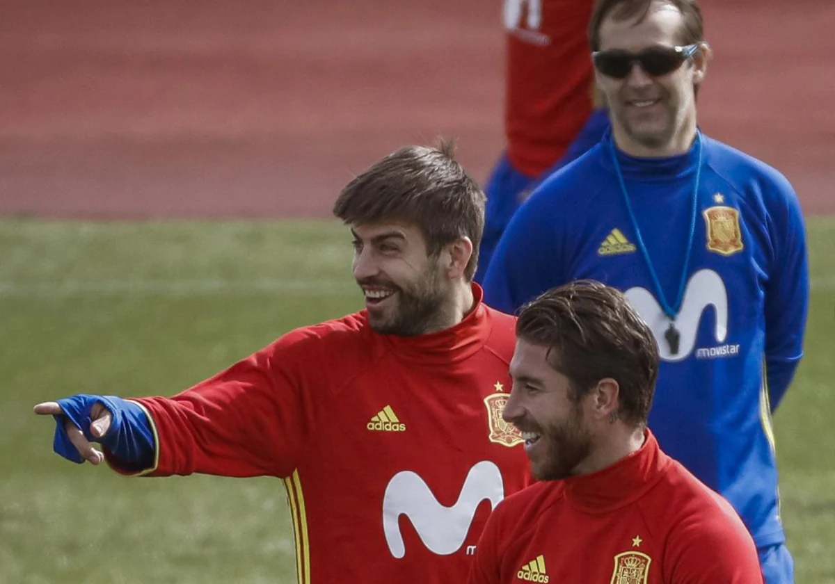 Piqué, con Lopetegui y Ramos en una concentración de la Selección