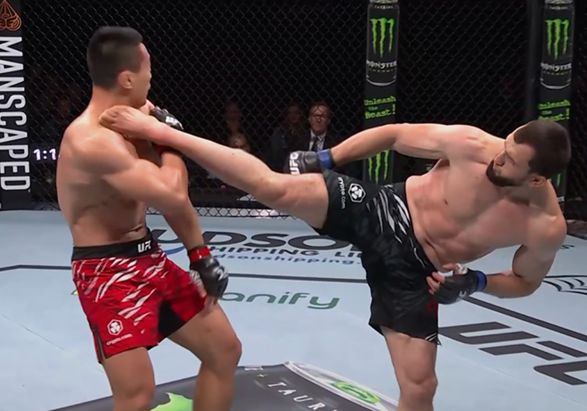 Salikhov ejecuta una patada alta en giro