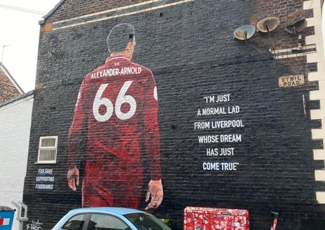 Imagen secundaria 1 - Arriba, Alexander-Arnold junto a Gerrard, mítico capitán 'red'. Abajo, su mural de Sylbil Road: «Un chico normal de Liverpool que cumplió sus sueños» y durante su estancia en la cantera del Liverpool